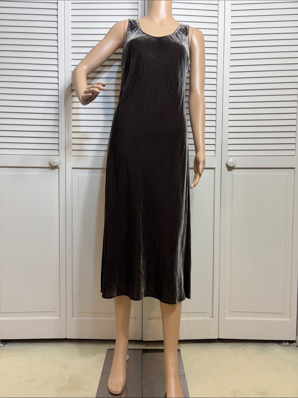 Vince Velvet Scoop Neck Midi Dress in Cocoa Bean Small